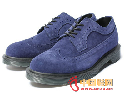 Sapphire blue: neat and clean color, retro style, exquisite carving, this blue Oxford shoes is the best choice for business gentlemen