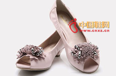 Lightweight mid-heel design that walks on flat ground; flowers with bright beads