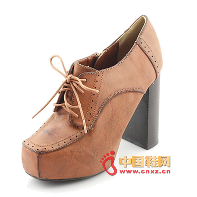 Lacquered high-heeled platform with heels, the classic version of the design, it is easy to wear out the trend of taste.