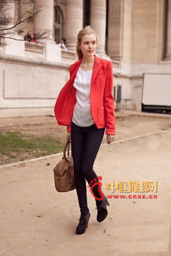 Red small suit, choose white silk blouse and black pencil pants to match, the color bright new eyes