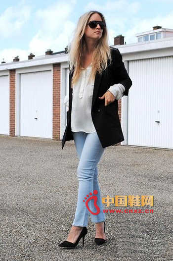Black slim suit jacket simple and stylish, very simple design, but with a white chiffon shirt
