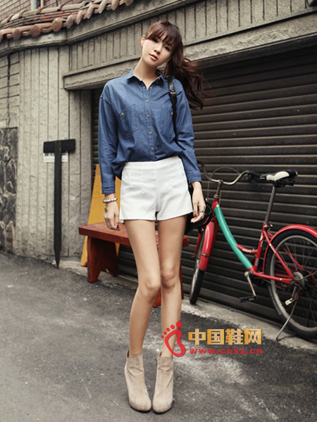Dark blue denim shirt, loose version is not old-fashioned, but it looks full of charm