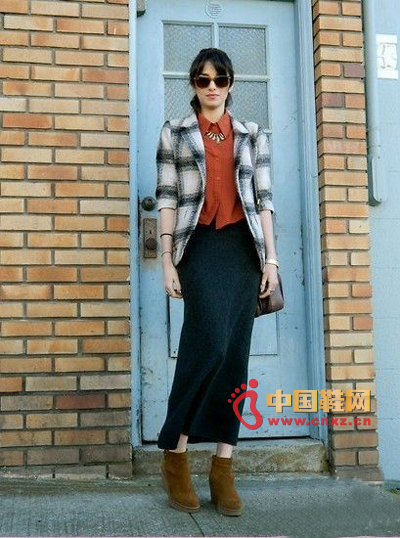 Plaid suit, full of retro British style, especially with vintage tone shirts and cotton maxi skirt