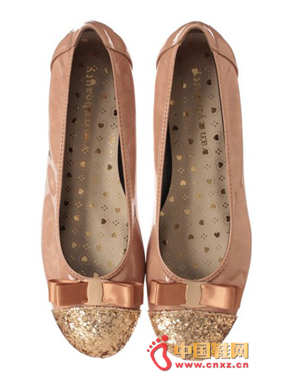 Pink and gold ballet flats. Concise bow, add a sense of top grade.