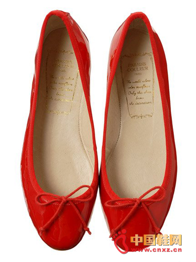 Red velour texture ballet flats. The eye-catching color is very beautiful.