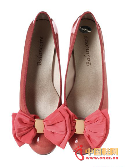 Watermelon red patent leather ballerina flats. The bow made of chiffon gives a sweet upgrade.