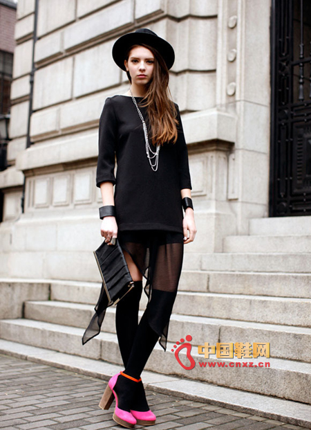 Chiffon skirt under the black T-shirt, the irregular hem skirt chiffon, personality and design sense