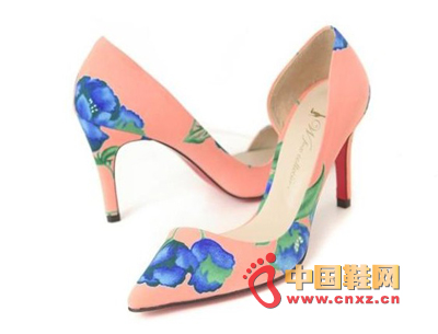 Pink low-heel pointed shoes, blue print on the body, bold colors and a fresh summer atmosphere