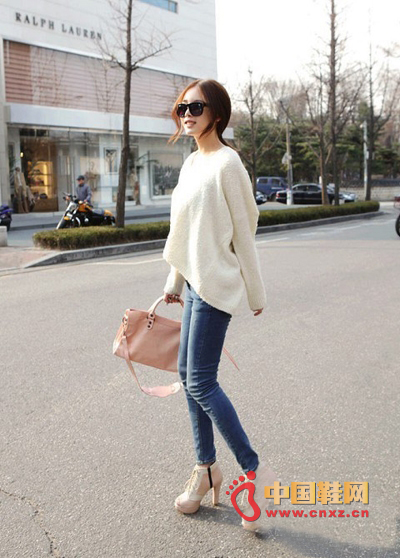 Loose white knitwear, ideal for spring wear, with pure colors and a charming touch