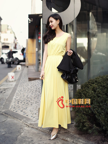 Light yellow sleeveless long dress, elegant feminine charm design. Lightweight material