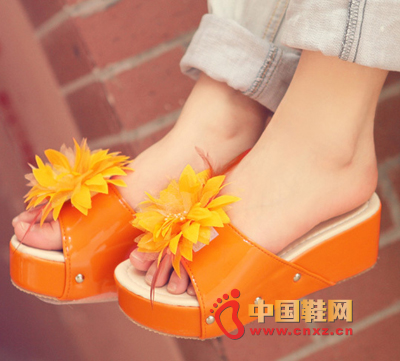 Novel three-dimensional flower decoration, trend muffin thick bottom, sweet fashion, patent leather material, comfortable flat bottom.