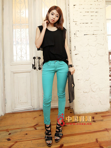 Slim pencil pants, light green and very special, is a very bright color in spring