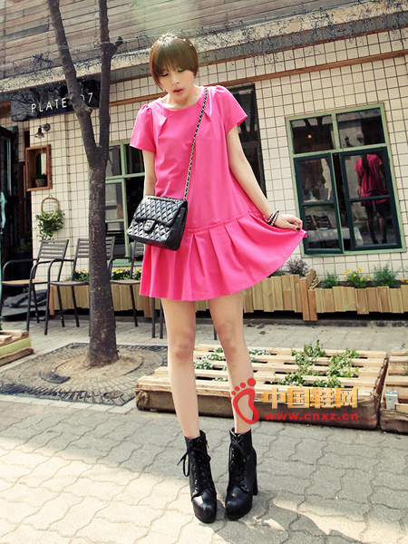 Deep pink dress, simple and elegant models are slightly sweet and fresh, feminine