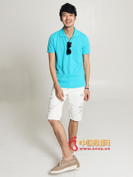 Sky blue collar POLO shirt, simple pure color with white hole 5 points pants, standard casual with