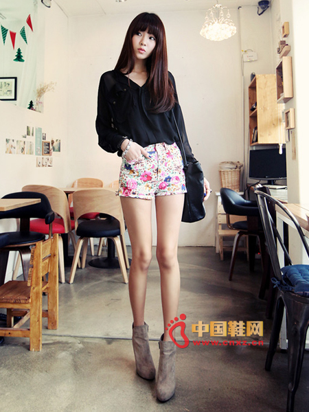 Rich and casual casual shorts, very light, lively style. Lightweight cotton blend texture