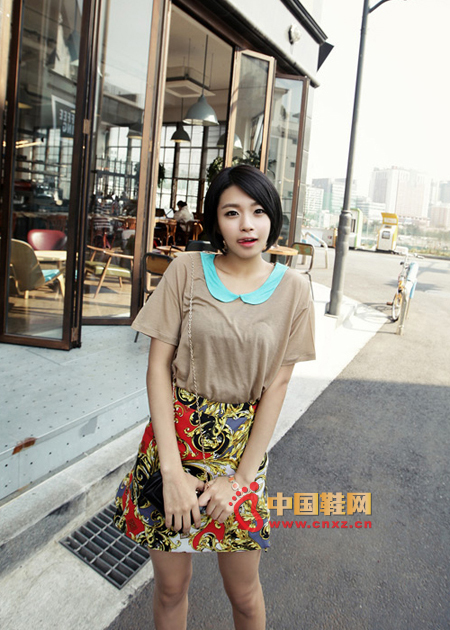 Simple T-shirt, round color collar design, very cute, very young feel, age-reduction is very strong