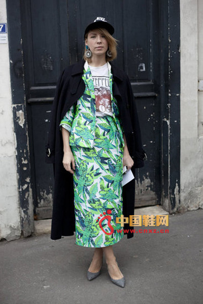Red and green printed shirt dress with red coat, very suitable for dark skin MM.
