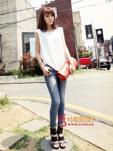 Sleeveless loose vest, smooth lines, full of charm, with a thin shoulder pads handle