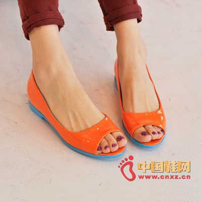 Bright patent leather orange wide fish mouth flat shoes, put on to very well groomed feet, make feet look more delicate.