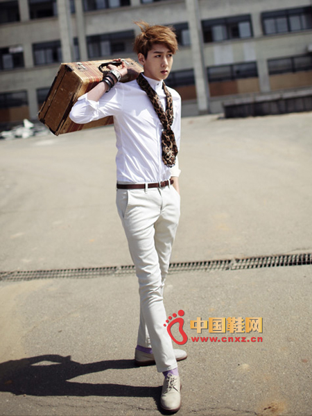Simple basic shirt, slim, simple, natural, stand-up collar design is very characteristic