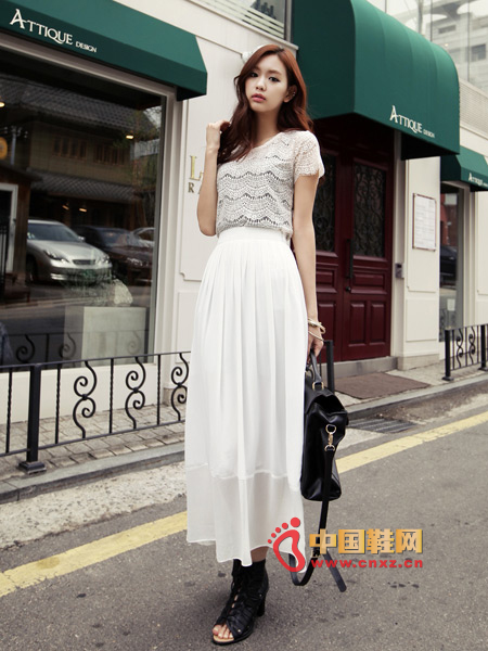 Slender skirt, elegant feeling, it seems natural lower body lines slender. Pure white, simple wild