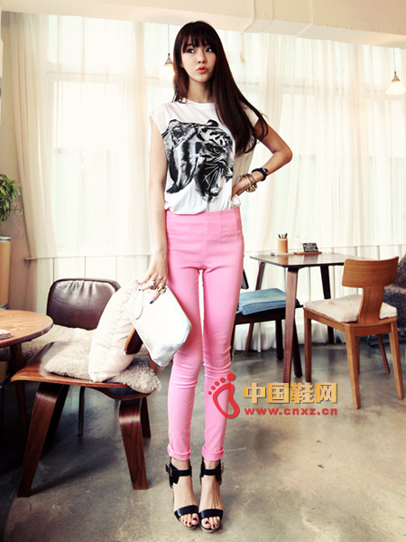 Perfect pink tone, perfect slimming effect, comfortable to wear. With white T-shirt