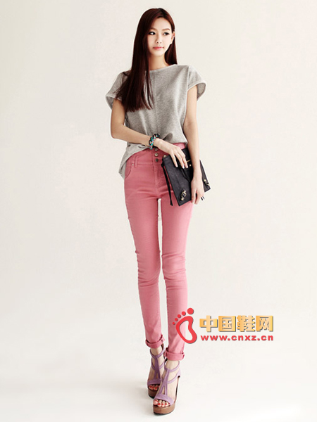 Very colorful colored foot trousers, high waist, with 3 button closures, quite distinctive