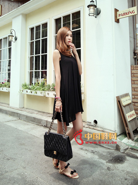 Simple black dress, very feminine casual models OPS, very comfortable version