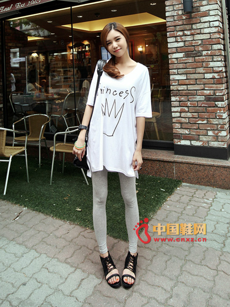 With leggings to wear, comfortable and range of relaxed casual long T, length hip, very loose version type