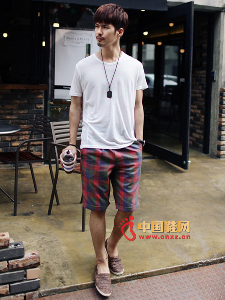This summer makes men confidently play a bold hit color game. Elegant casual style plaid pants