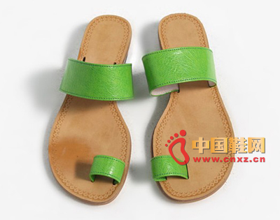 Fresh green word with slippers, dressed casually, with silver edging design, simple and generous.