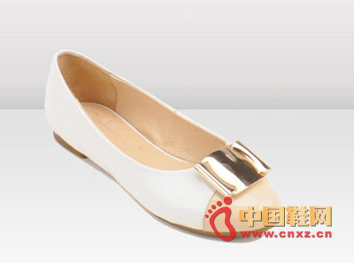 Metal buckle flat shoes