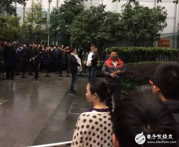 Yesterday, a store in Shanghai was lined up in front of a store, just for a pair of headphones.