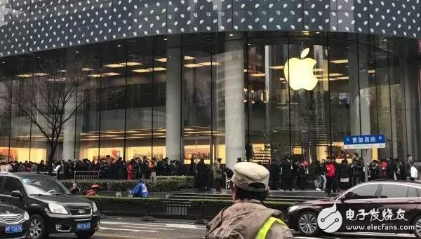 Yesterday, a store in Shanghai was lined up in front of a store, just for a pair of headphones.