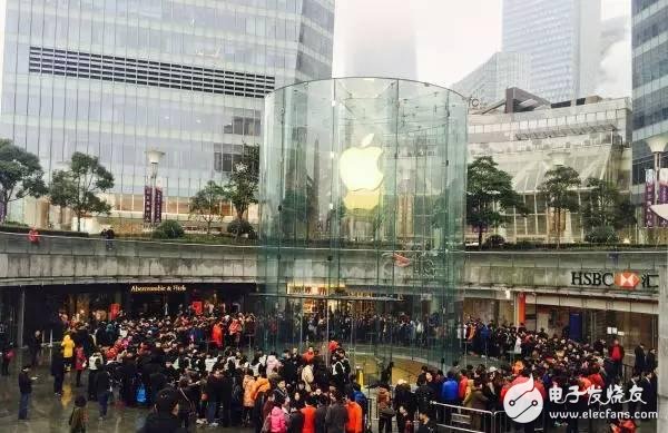 Yesterday, a store in Shanghai was lined up in front of a store, just for a pair of headphones.