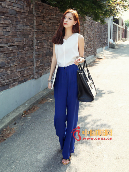 Wide-leg trousers that are particularly comfortable, highlighting mature and sophisticated temperaments, and elasticizing the waist to enhance comfort