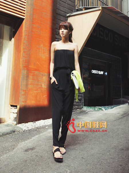 Concise and comfortable casual jumpsuit, lightweight texture, especially comfortable to wear in summer