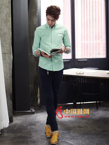 Simple color shirt, light color, very suitable for summer, the decoration of the small square scarf on the pocket is not removable