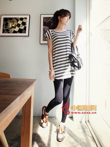 Concise striped long T, classic black and white, clean and natural, sleeves are loosely designed