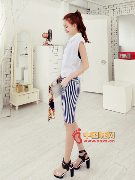 Refreshing stripe pattern, leg slender 5-point pants, moderate length, cool and comfortable