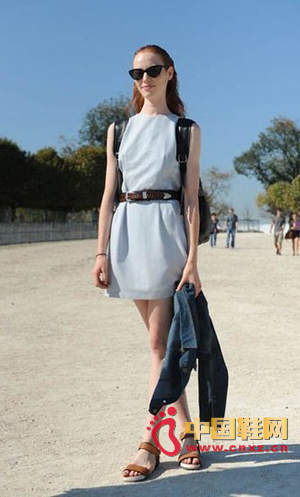 Minimalist dress with personality waist