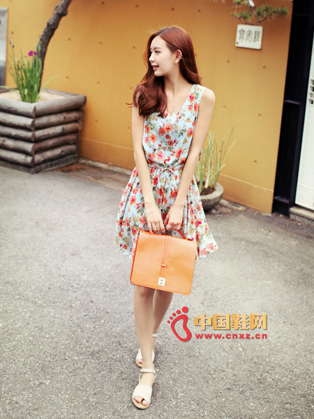 Summer is the time when floral dresses are popular. Full color, rich, relaxed version