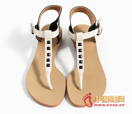Mixed-color T flat sandals, T-shaped rivets, smooth and flat lines, comfortable flat bottom