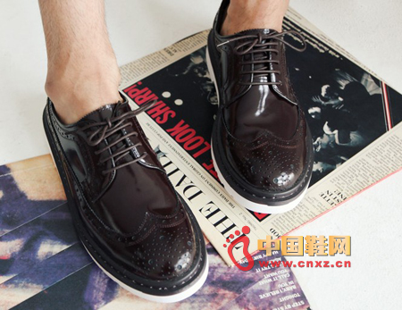 Shiny shoes, leather with a glossy feel, any style is suitable for a match.