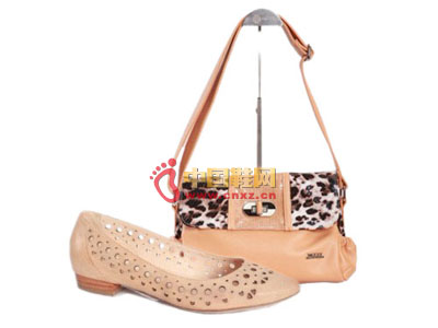 Embodies the sense of design of Bardi hollow flat sandals quite modern