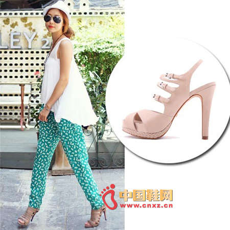 Fresh green trousers are ideal for nude-colored high heels. The design of the straps is even more leg-slim!