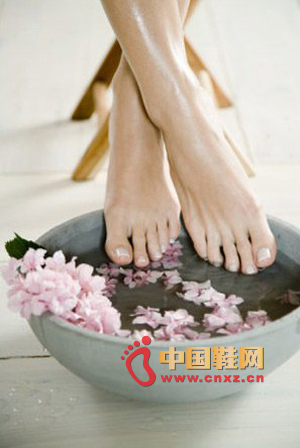It is recommended to use hot water to soak your feet in the evening
