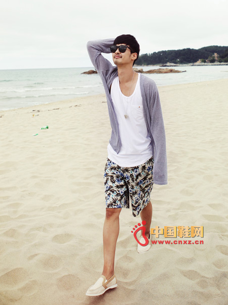 It is a beach pants with a wind on the seashore. The waist is elastic and elastic. It is very comfortable to wear.