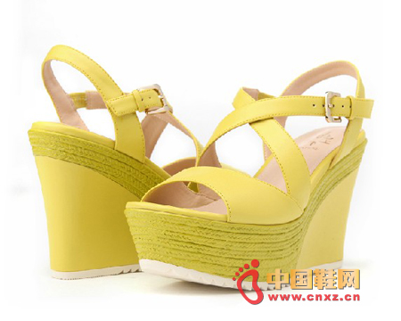 Wear your stylish attitude with comfortable platform shoes! The upper cross straps effectively modify the instep