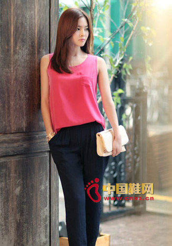 Rose red sleeveless T-shirt + black trousers